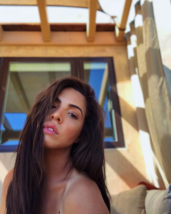 Instagram bagiku adalah platform yang menyenangkan. Aku suka mengambil foto tapi sejauh ini aku tidak menyebut diriku sediri seorang influencer. Aku merasa sedikit aneh kadang-kadang karena orang-orang lupa bahwa kamu masih manusia, ungkapnya. Foto: Instagram @danielleyayalaa