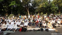 Massa aksi kawal MK juga melaksanakan salat Ashar berjamaah di jalanan.