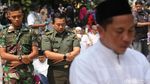 Massa Aksi Gelar Salat Zuhur Berjemaah di Depan MK