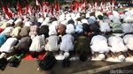 Massa Aksi Gelar Salat Zuhur Berjemaah di Depan MK