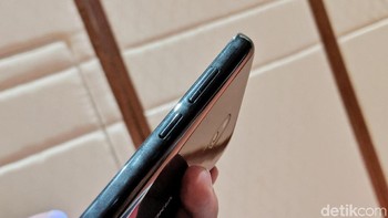Bagian kanan terdapat tombol power dan pengaturan volume. (Foto: detikINET/Adi Fida Rahman)