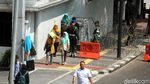 Jalan Veteran Ditutup, Warga Berjalan Kaki Menuju Kantor