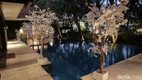 Pada rumah tersebut juga ada dua kolam renang di bagian samping dan belakang rumah.