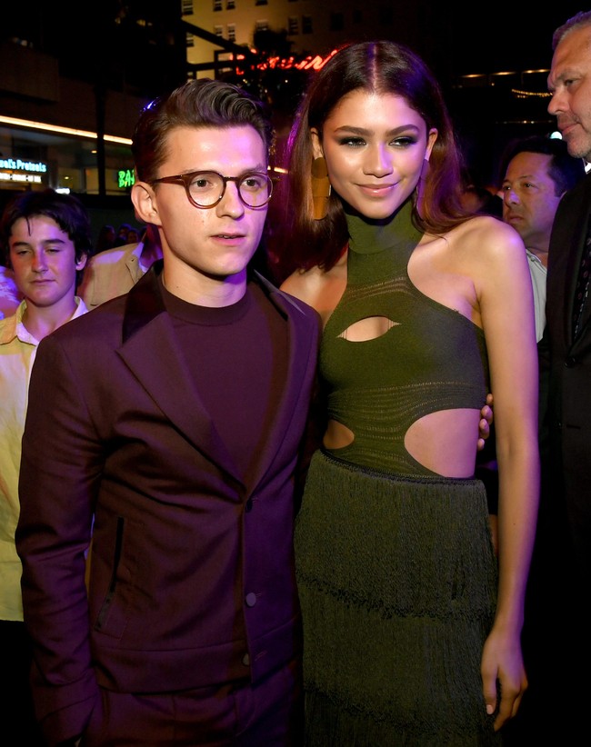 Zendaya berfoto bersama sang Spiderman, Tom Holland di after-party premier tersebut. Untuk acara ini, gaun hijau lumut bergaya halter-neck menjadi pilihannya. (Foto: Getty Images)