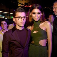 Zendaya berfoto bersama sang Spiderman, Tom Holland di after-party premier tersebut. Untuk acara ini, gaun hijau lumut bergaya halter-neck menjadi pilihannya. (Foto: Getty Images)