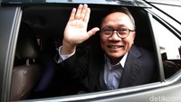 Zulkifli Hasan melambaikan tangan setelah memasuki mobil untuk meninggalkan kediaman Prabowo Subianto di Jalan Kertanegara, Jakarta, usai nonton bareng (nobar) sidang putusan MK.