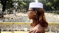 Santri asal Banten ini tampil dengan potongan dan warna rambut blonde yang terlihat dari belakang mirip dengan Bahar bin Smith.