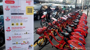 Masyarakat tampak antusias melihat dan ingin mencoba sepeda dan otopet listrik bernama GoWes yang masih digratiskan hingga Sabtu (29/6)  besok di Jalan MH Thamrin.   