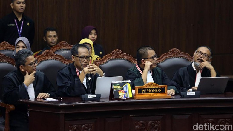 Dalil Gugatan Banyak Ditolak MK, Tim Prabowo Tetap Optimistis Menang Dalil Gugatan Banyak Ditolak MK, Tim Prabowo Tetap Optimistis Menang