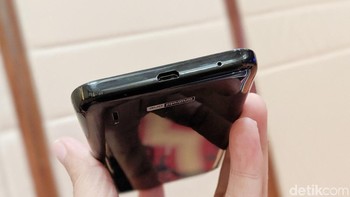 Di bagian bawah terdapat port microUSB. (Foto: detikINET/Adi Fida Rahman)