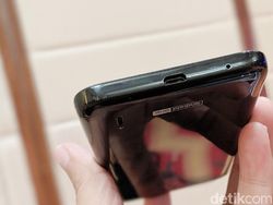 Menggenggam Ponsel Anyar Nokia Harga Rp 1,8 Juta