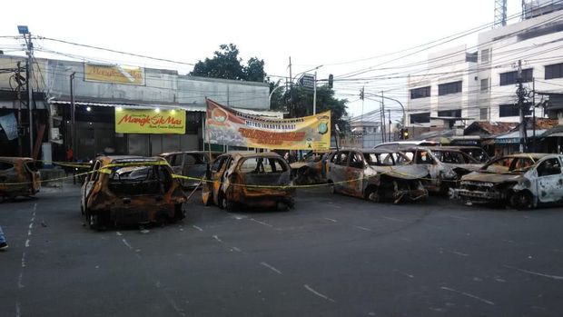 Mobil yang dibakar di depan Asrama Brimob masih ada di lokasi.