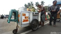 Salah satu pedagang siomay berjualan di area sekitar Patung Kuda, tempat diselenggarakannya aksi kawal sidang MK.