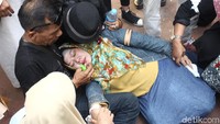 Ada pula peserta aksi yang pingsan saat ikut serta dalam aksi kawal sidang MK di Jalan Medan Merdeka Barat, Jakarta.