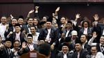 Ekspresi Gembira Tim Hukum Jokowi Rayakan Kemenangan