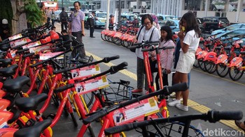 Saat puncak perayaan HUT ke-492 DKI di sekitar kawasan Thamrin, banyak warga yang penasaran ingin menjajal fasilitas sepeda dan Otopet listrik ini.