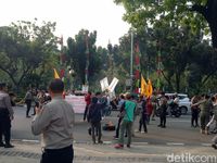 Massa PMII Anti-reklamasi Bakar Ban Lagi, Sempat Masuk Pagar Balai Kota