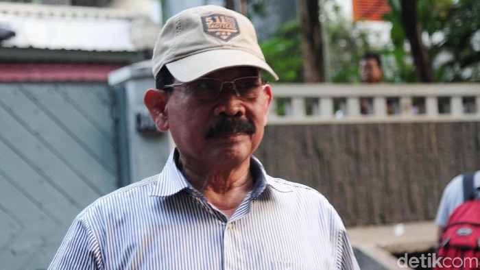 Eks Danjen Kopassus yang menjadi tersangka kasus kepemilikan senjata api ilegal, Mayjen (Purn) Soenarko merapat ke kediaman Prabowo Subianto di Kertangera, Jakarta, Kamis (27/6). Ia datang di sela acara nonton bareng (nobar) sidang putusan sengketa Pilpres 2019.