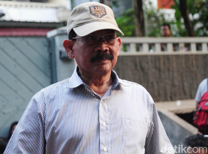 Eks Danjen Kopassus yang menjadi tersangka kasus kepemilikan senjata api ilegal, Mayjen (Purn) Soenarko merapat ke kediaman Prabowo Subianto di Kertangera, Jakarta, Kamis (27/6). Ia datang di sela acara nonton bareng (nobar) sidang putusan sengketa Pilpres 2019.