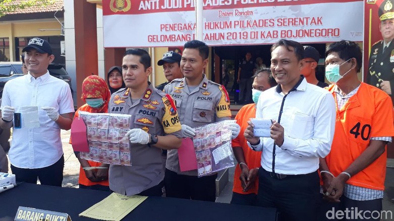 Tiga Pelaku Perjudian Pilkades di Bojonegoro Ditangkap Tiga Pelaku Perjudian Pilkades di Bojonegoro Ditangkap