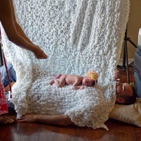 Ayah rela menjadi alas untuk pemotretan anaknya yang masih kecil agar tidak terbangun dari tidurnya. Menggemaskan ya? (Foto: Dok. BrightSide)