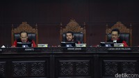 Ada dua video tanpa keterangan mengenai waktu dan tempat kejadian, yang dinyatakan tidak jelas oleh hakim MK. Bukti video pertama merupakan video yang ditandai sebagai alat bukti nomor P104OO. Tim Prabowo mendalilkan dengan video itu bahwa telah terjadi penukaran form C1 yang ada dalam amplop surat suara yang tersegel di belakang sebuah kantor. Disebutkan bahwa aksi penukaran itu dilakukan di dua TPS.
