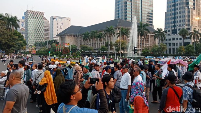 Massa Aksi Kawal Putusan MK Mulai Bubarkan Diri Sambil Berselawat Massa Aksi Kawal Putusan MK Mulai Bubarkan Diri Sambil Berselawat