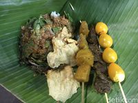 Warung Boma Nikmatnya Jajan Pecel Pincuk Murah Meriah Di Malam Hari