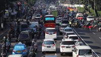 Kendaraan tampak mengular panjang.