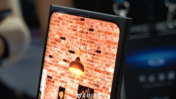 Saat menampilkan gambar, tidak terlihat area transparan tempat bersembunyinya kamera. Foto: Weibo