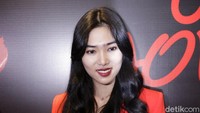 Dalam kesempatan itu Isyana sempat berbagi tips make up salah satunya adalah gaya bibir ombre. Pool/Palevi S/detikFoto.