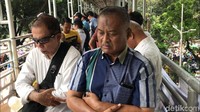 Sebelum menunaikan salat, massa terlebih dulu membaca ayat suci Alquran dan berselawat. Mereka duduk bersaf sebelum salat Zuhur. Pantauan detikcom di lokasi, Kamis (27/6/2019), pembacaan Alquran dan selawat dipimpin seseorang dari atas mobil komando. (Foto: Farih/detikcom)
