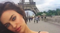 Saat di Paris dengan latar Menara Eiffel. (irinashayk/Instagram)