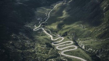 Potret jalan tol di Swiss yang diabadikan dari ketinggian. Istimewa/Dok. Boredpanda/ lucacornago.
