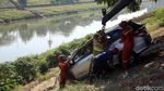 Sopir Mengantuk, Mobil Ini Nyemplung Kanal Banjir Timur