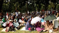 Usai melaksanakan salat Ashar berjamaah massa berkumpul untuk mendengarkan live radio sidang putusan MK.