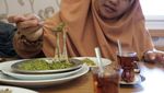 Gemar Kulineran, Ini Pose Istri Ustaz Felix Siauw Saat Makan Kunafe hingga Ngopi