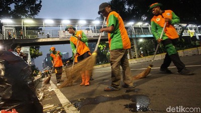 Pasukan Oranye Bersihkan Lokasi Aksi Kawal Sidang MK