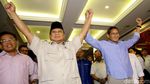 Semringah Banget! Prabowo-Sandiaga Kompak Salam Komando