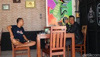 Kedai itu didirikan pria asal Garut bernama Edi (37) alias Mang Kuwu. Ditemui wartawan di kedainya, Kuwu menjelaskan arti slogan tersebut. Kuwu memilih slogan itu karena kedainya dekat dengan pasar dan beberapa toko. Tak jarang suami-suami yang mengantar istrinya mampir ke kedai.