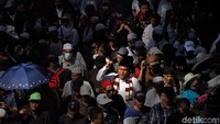 Massa yang berkumpul mulai berjalan ke arah gedung MK, yang ada di Jl Medan Merdeka Barat, Jakarta Pusat. Polisi tetap mengarahkan ke bundaran patung kuda.