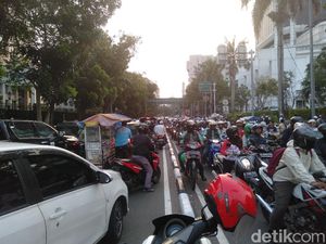 Massa Aksi Kawal MK Bubar, Lalu Lintas Sekitar Patung Kuda Macet