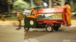 Pasukan Oranye Bersihkan Lokasi Aksi Kawal Sidang MK