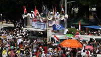 Massa mengawali aksi demonstrasinya dengan bacaan Asmaul Husna. Kemudian dilanjutkan dengan lantunan-lantunan doa harapan agar mendapat keadilan dalam pengumuman sidang sengketa Pilpres 2019.