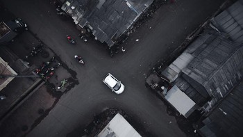 Sejumlah kendaraan melintasi persimpangan jalan. Permainan warna hitam dan putih membuat foto ini nampak memukau. Istimewa/Dok. Boredpanda/_artshangkala.