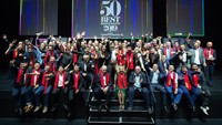 Para chef lainnya memberikan semangat ke atas panggung pada chef Mauro dan berfoto bersama. Foto: The Worlds 50 Best Restaurants