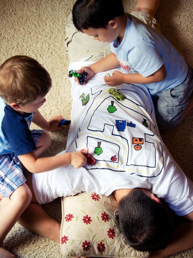 Cara unik ini bisa ditiru untuk menemani anak bermain di rumah lho! (Foto: Dok. BrightSide)