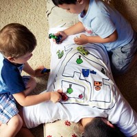 Cara unik ini bisa ditiru untuk menemani anak bermain di rumah lho! (Foto: Dok. BrightSide)