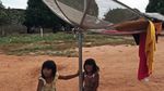 Foto: Suku Terpencil Amazon yang Kecanduan Ponsel