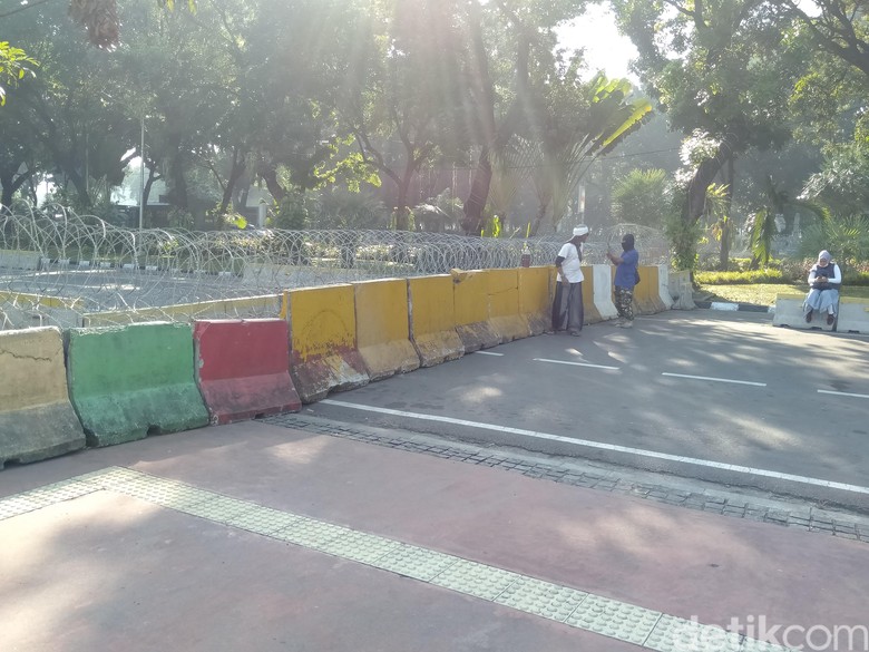 Kawat Berduri Dipasang, Massa Aksi Tak Bisa Mendekat Gedung MK Kawat Berduri Dipasang, Massa Aksi Tak Bisa Mendekat Gedung MK